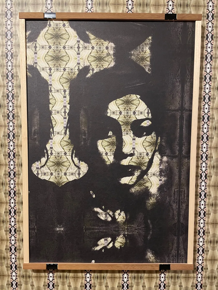Ritratto femminile scuro in stile stencil su trama decorata