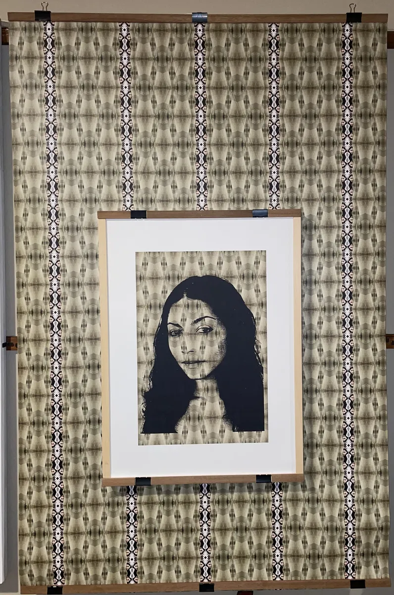 Ritratto femminile in bianco e nero con passe-partout su telo decorato